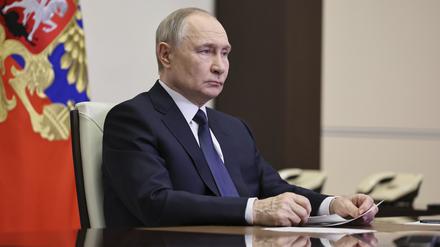 Der russische Präsident Wladimir Putin während einer Videokonferenz in einer Residenz außerhalb von Moskau.