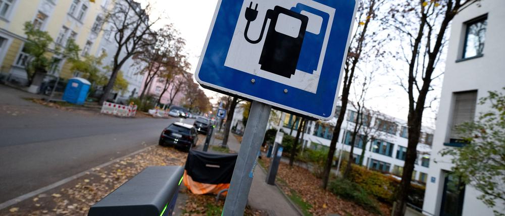 Wie viele öffentliche Ladepunkte es im Vergleich zum Bestand an E-Autos gibt, schwankt je nach Region stark (Archivbild)