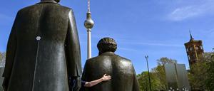 Karl Marx (rechts) und Friedrich Engels in Bronze - der Platz um sie herum in Berlin-MItte wird neu gestaltet. 