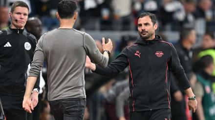 Zsolt Löw (r) ging mit sich und seiner Mannschaft nach dem 0:4 gegen Eintracht Frankfurt hart ins Gericht.