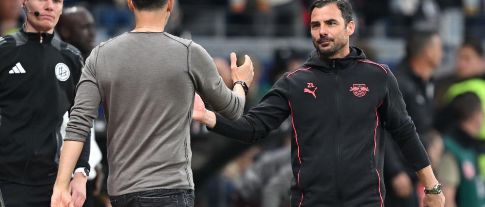 Zsolt Löw (r) ging mit sich und seiner Mannschaft nach dem 0:4 gegen Eintracht Frankfurt hart ins Gericht.