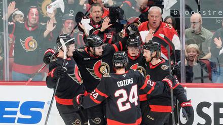 Die Ottawa Senators bejubeln Tim Stützles erstes Playoff-Tor.