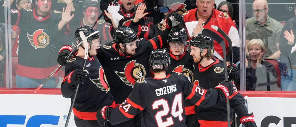 Die Ottawa Senators bejubeln Tim Stützles erstes Playoff-Tor.