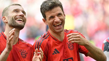Gute Laune nach dem Sieg im 500. Bundesligaspiel: Thomas Müller (r) mit Konrad Laimer.