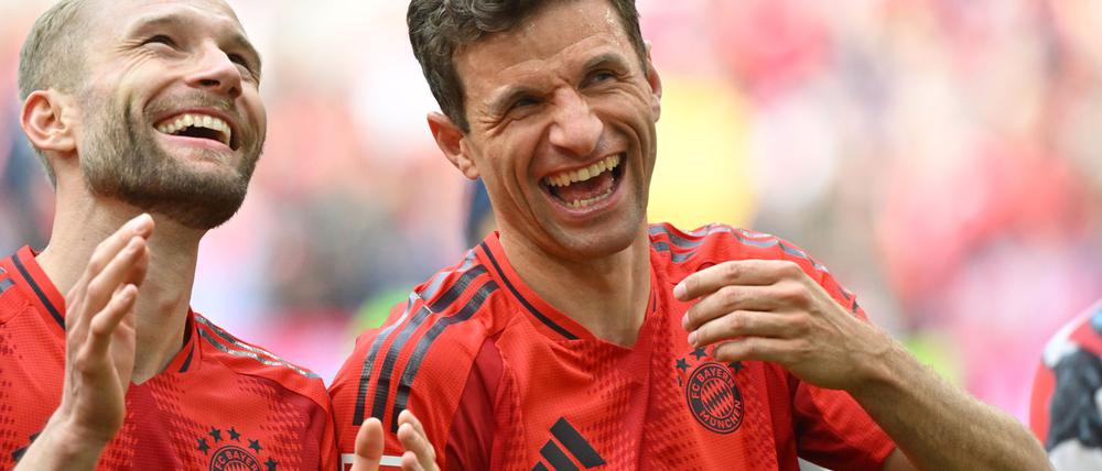 Gute Laune nach dem Sieg im 500. Bundesligaspiel: Thomas Müller (r) mit Konrad Laimer.
