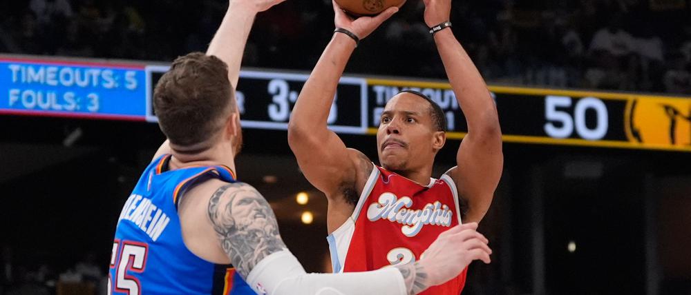 Isaiah Hartenstein (l) steht mit Oklahoma in der nächsten Playoff-Runde.