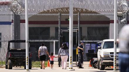 Besucher betreten das Central Louisiana ICE Processing Center in Jena, Louisiana (Archivbild vom 11.04.2025).