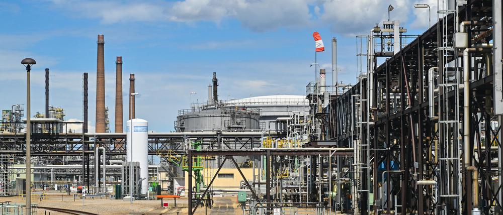 Zukunft ungewiss? 2023 wurde in der Raffinerie PCK der Hahn für russisches Öl zugedreht, die Auslastung ging nach unten. (Archivbild)