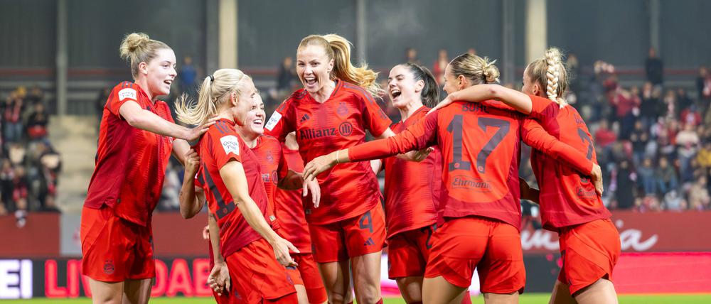 Bayerns Fußballerinnen dürfen sich zum dritten Mal in Folge über die deutsche Meisterschaft freuen.