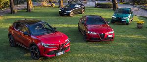 Ganz in Rot: Auch Alfa Romeos Junior (li.) und die Giulia gibt es in der Intensa-Ausstattung.