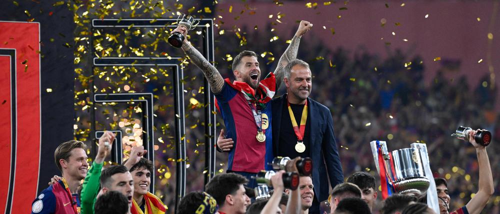 Der König von Sevilla. Trainer Hansi Flick feiert mit Inigo Martinez Berridi den spanischen Pokalsieg.