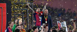 Der König von Sevilla. Trainer Hansi Flick feiert mit Inigo Martinez Berridi den spanischen Pokalsieg.