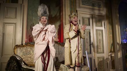 Bettina Riebesel und Jörg Dathe spielen lustvoll das abgesetzte Königspaar. 