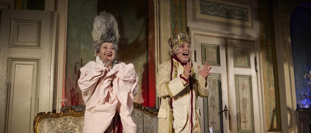 Bettina Riebesel und Jörg Dathe spielen lustvoll das abgesetzte Königspaar. 