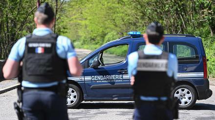 Französische Gendarmen blockieren die Zufahrt zu einer Straße in La Grand-Combe, Südfrankreich, am 25. April 2025.