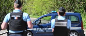 Französische Gendarmen blockieren die Zufahrt zu einer Straße in La Grand-Combe, Südfrankreich, am 25. April 2025.