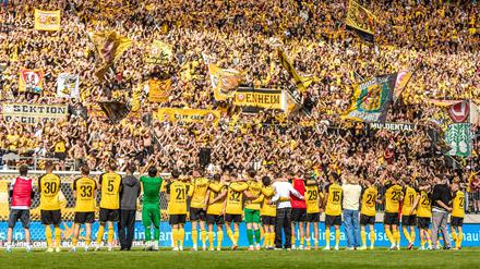 Dynamo feiert mit den Fans. Der Aufstieg ist in Reichweite.