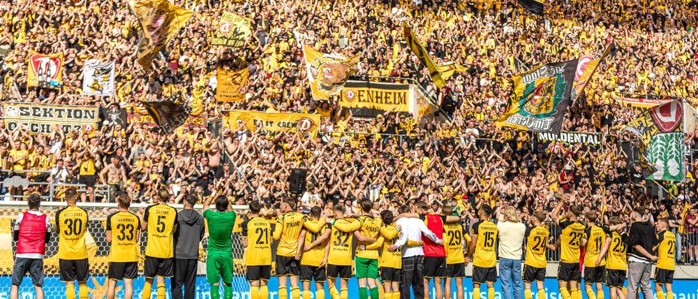 Dynamo feiert mit den Fans. Der Aufstieg ist in Reichweite.