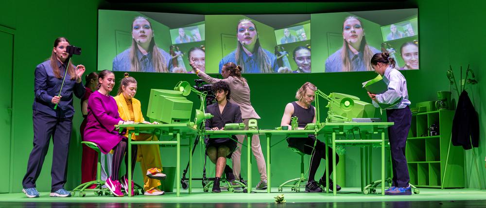 Zehn Jugendliche, darunter Rhea Irene Galante (pinkes Kleid) und Jannes Bent Bothmann (an der Kamera) entwickeln das Stück „Newsroom“ mit.