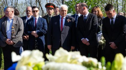 Brandenburgs BSW-Landtagsfraktionschef Niels-Olaf Lüders hat wie Russlands Botschafter Sergej Netschajew (Mitte) am Gedenken an die Schlacht auf den Seelower Höhen teilgenommen. (Archivbild)