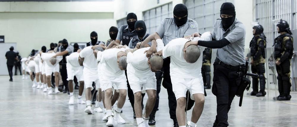 16. März 2025. Mutmaßliche Mitglieder der kriminellen Straßenbande „Tren de Aragua“ (TDA) werden im El Salvadorianischen Hochsicherheitsgefängnis „Zentrum zur Eindämmung des Terrorismus“ zu ihren Zellen eskortiert.