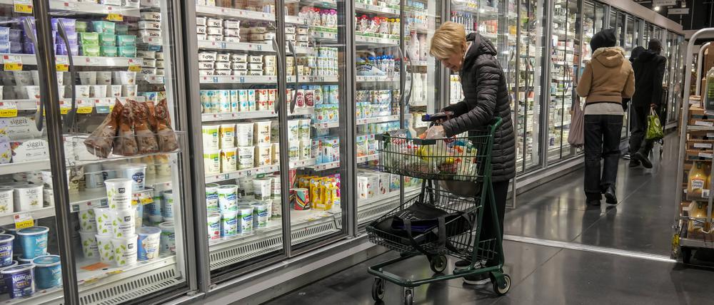 Eine Frau kauft in einem Supermarkt in New York ein.