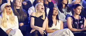 Loredana, Lena Gercke und Amira Aly machen ihren Job besonders gut: wenn der Kunde will, dass man sich freut, dann freut man sich eben.  