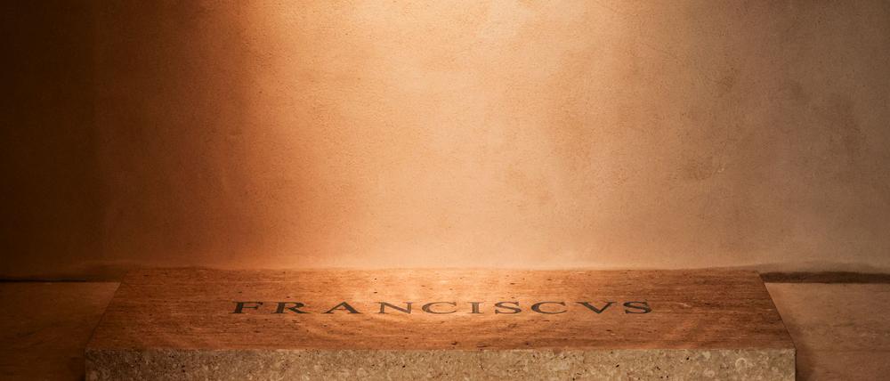 Eine schlichte Marmorplatte liegt über dem Grab von Papst Franziskus.