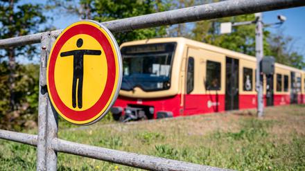 Zwei Menschen kamen beim Surfen auf einer S-Bahn ums Leben.