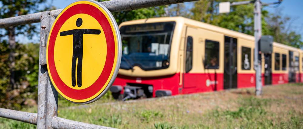 Zwei Menschen kamen beim Surfen auf einer S-Bahn ums Leben.