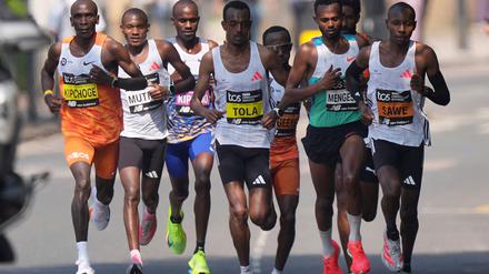Der Deutsche Amanal Petros (rechts hinten) lief lange in der Spitzengruppe beim London-Marathon mit.