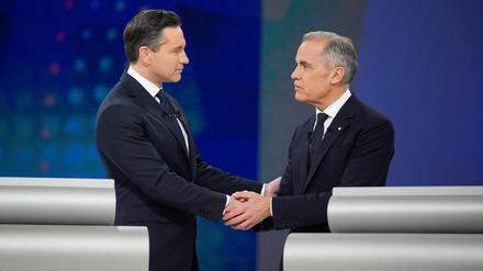 Pierre Poilievre, der Spitzenkandidat der Konservativen (links) und der liberale Premierminister Mark Carney verurteilten Trumps Angriffe auf Kanada.