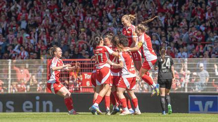 Jubel bei den Unionerinnen. Der Aufstieg ist drei Spieltage vor Schluss perfekt.