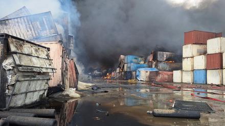 Container brennen am Tag nach der Explosion im Iran. 