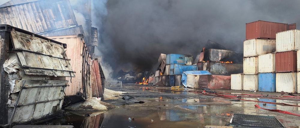 Container brennen am Tag nach der Explosion im Iran.