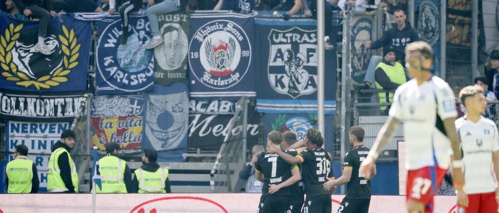 Durften vor der Pause zweimal jubeln: die KSC-Spieler (l)