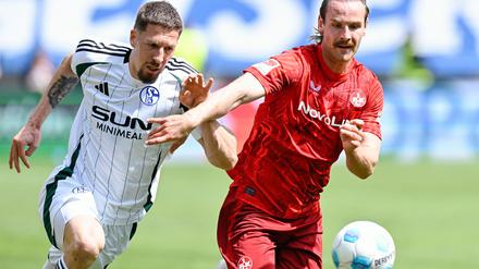 Der 1. FC Kaiserslautern um Jannis Heuer (r) dominierte in der ersten Hälfte gegen den FC Schalke 04 um Janik Bachmann.