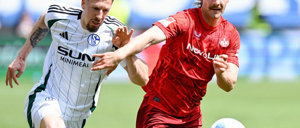 Der 1. FC Kaiserslautern um Jannis Heuer (r) dominierte in der ersten Hälfte gegen den FC Schalke 04 um Janik Bachmann.
