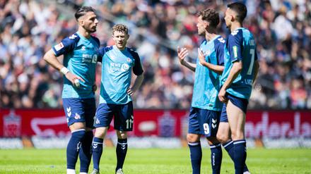 Betretene Gesichter bei den Spielern des 1. FC Köln, die ihr Auswärtsspiel bei Hannover 96 mit 0:1 verloren haben. 