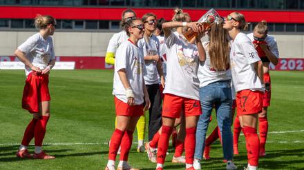 In Meister-Shirts und mit Bier feiern die Bayern-Fußballerinnen den Titel.