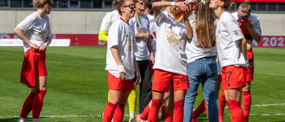 In Meister-Shirts und mit Bier feiern die Bayern-Fußballerinnen den Titel.