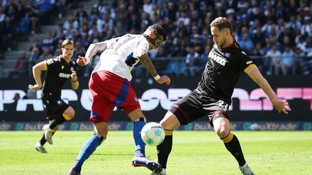 Der Hamburger SV und Davie Selke (l) patzen gegen Karlsruhe mit Christoph Kobald.