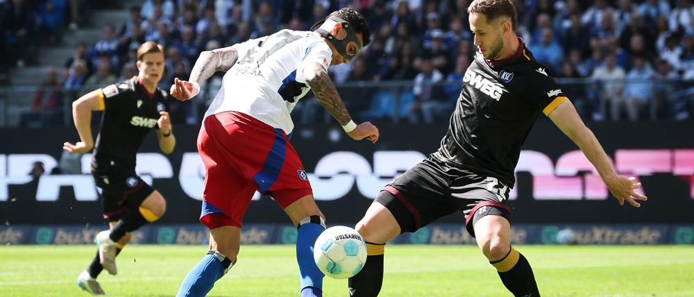 Der Hamburger SV und Davie Selke (l) patzen gegen Karlsruhe mit Christoph Kobald.