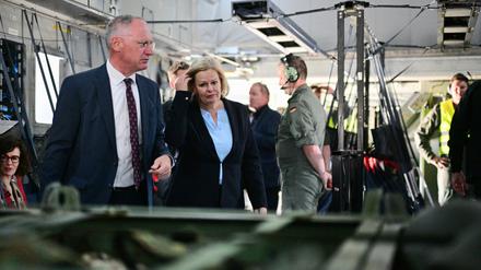 Nancy Faeser (SPD), geschäftsführende Bundesministerin für Inneres und Heimat, und Kurt Schumacher Gerhard Karner (ÖVP), Bundesminister für Inneres der Republik Österreich, nehmen in einem Airbus A400M ihre Plätze ein, um gemeinsam nach Syrien zu fliegen. Dort treffen sie den syrischen Innenminister. 