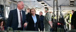 Nancy Faeser (SPD), geschäftsführende Bundesministerin für Inneres und Heimat, und Kurt Schumacher Gerhard Karner (ÖVP), Bundesminister für Inneres der Republik Österreich, nehmen in einem Airbus A400M ihre Plätze ein, um gemeinsam nach Syrien zu fliegen. Dort treffen sie den syrischen Innenminister. 