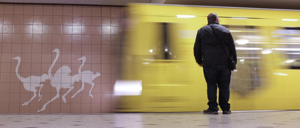 Viele U-Bahnen in Berlin kommen noch immer nicht pünktlich oder fallen ganz aus.