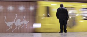 Viele U-Bahnen in Berlin kommen noch immer nicht pünktlich oder fallen ganz aus.