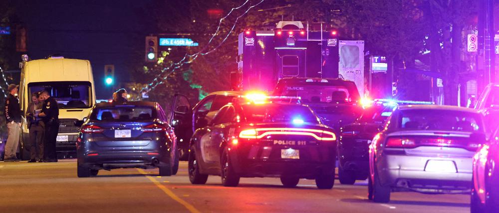 Polizeibeamte am Tatort in Vancouver, nachdem ein Fahrzeug in eine Menschenmenge auf dem Lapu-Lapu-Festival gefahren ist.