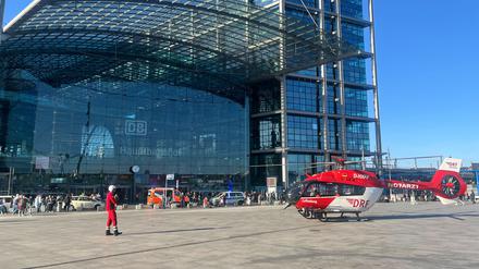 Ein Rettungshubschrauber landete am Sonntagabend vor dem Berliner Hauptbahnhof nach einem Unfall im Gleisbereich.