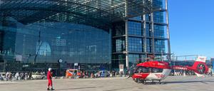 Ein Rettungshubschrauber landete am Sonntagabend vor dem Berliner Hauptbahnhof nach einem Unfall im Gleisbereich.